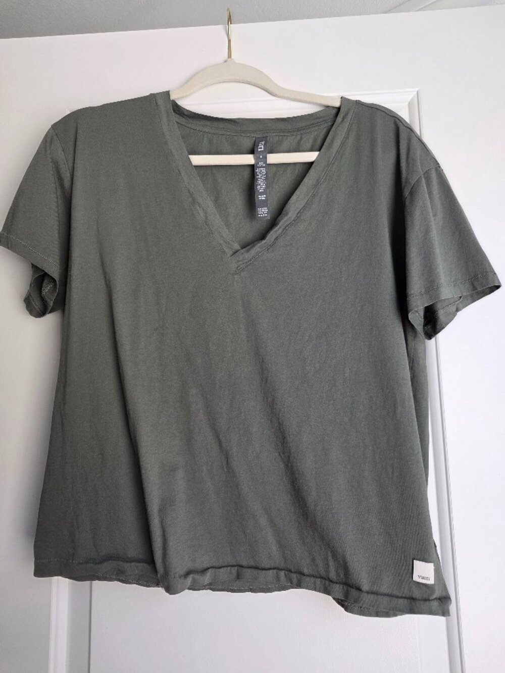 Vuori Sutton V-Neck T-Shirt Army Green in S